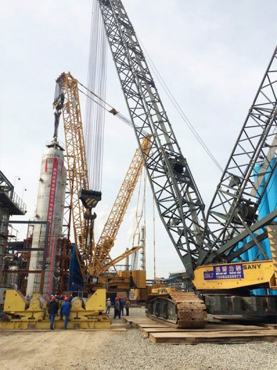 1250履帶吊和630履帶吊配合完成金誠石化820噸反應(yīng)器吊裝