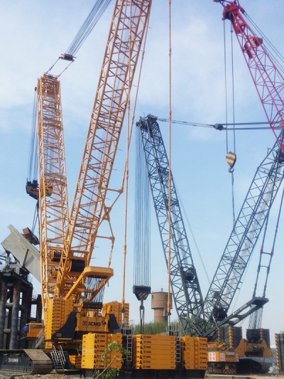 1250噸履帶吊和630噸履帶吊配合天津西青區(qū)橋梁拆除