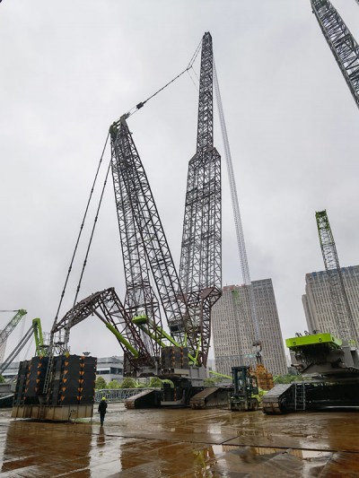 中聯(lián)1600噸履帶吊超起雙臂廠家調(diào)試完畢