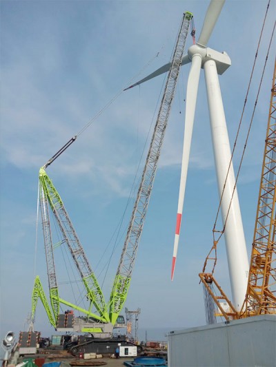 中聯(lián)1600噸履帶吊采用行業(yè)領(lǐng)先技術(shù)（超起配重懸?。┻M(jìn)行海上風(fēng)機(jī)吊裝作業(yè)