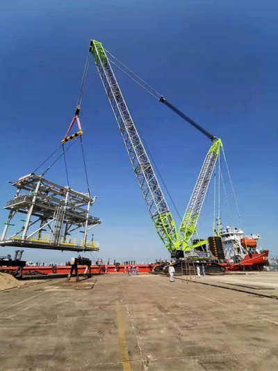 中集來福士海洋工程吊裝現(xiàn)場